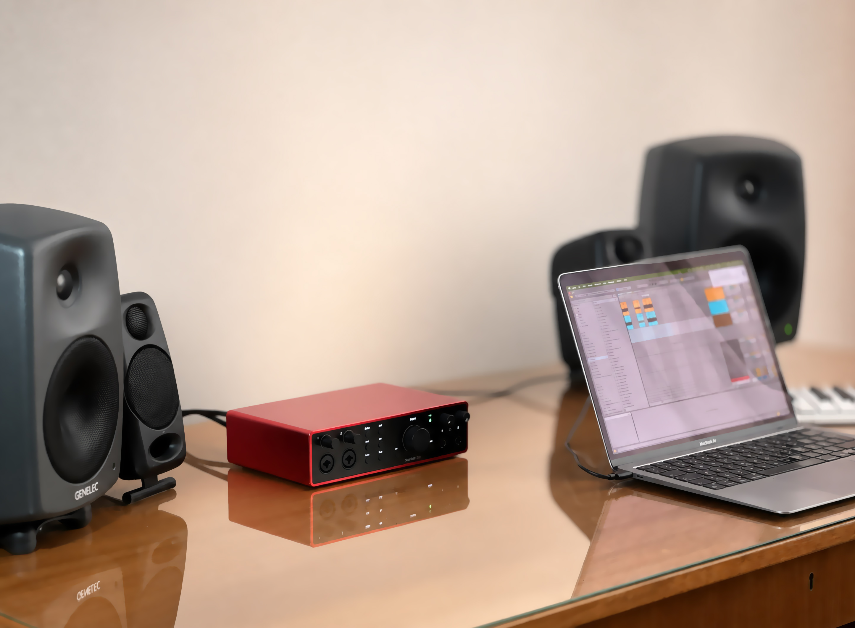 VolumeKeys 스튜디오 테스트 설정의 MacBook Air에 연결된 Focusrite Scarlett 16i16 4th Gen