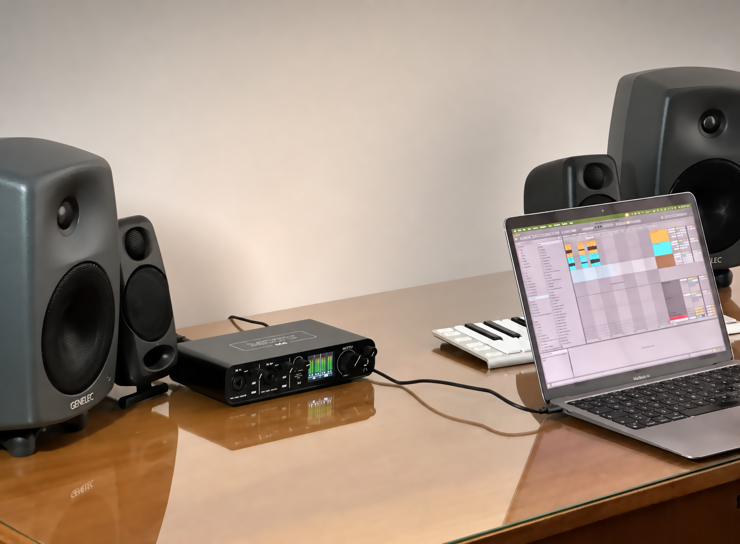 VolumeKeys 스튜디오 테스트 설정의 MacBook Air에 연결된 MOTU M4