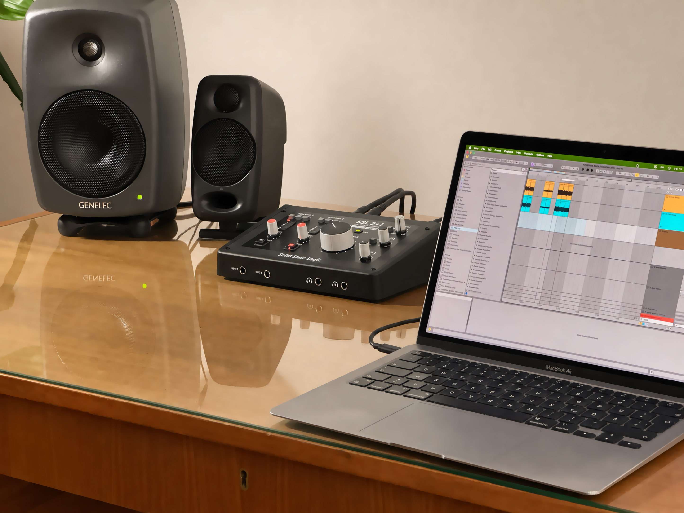 SSL 2+ MKII connesso a un MacBook Air nella configurazione di prova in studio VolumeKeys